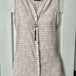 Apt 9 geometric print sleeveless blouse beige and white